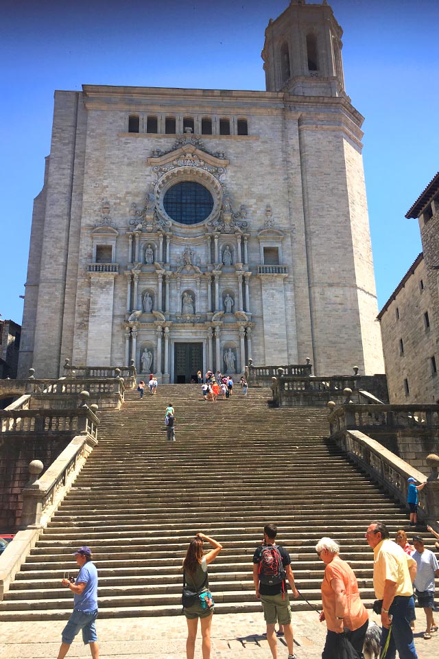 la scalinata della Catedral